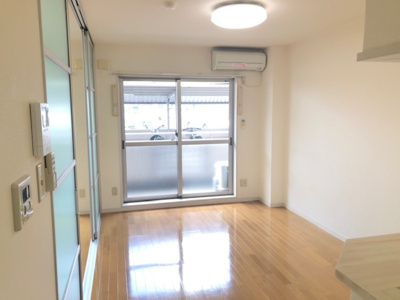 【居間・リビング】 | ラ・ティーダ | 10.5帖LDK　南面リビング＆バルコニー