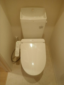 【トイレ】 | ロイヤルメゾンHYS | 温水洗浄便座です。収納もあって便利。