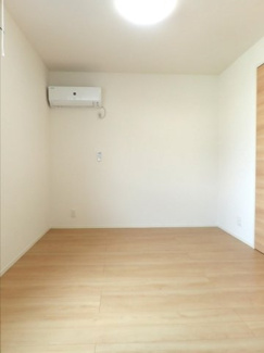 【寝室】 | ロイヤルメゾンHYS | 洋室です。エアコンが2台ついているのも嬉しいですね！