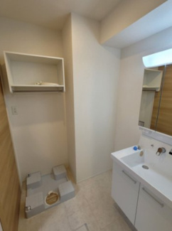 【洗面所】 | ロイヤルメゾンHYS | 室内洗濯機置き場です。上部に棚もあって洗剤などもストックしておけますね。