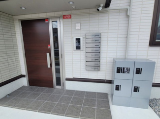 【エントランス】 | ロイヤルメゾンHYS | オートロック・防犯カメラもあって安心です。宅配ボックスは便利ですよ♪