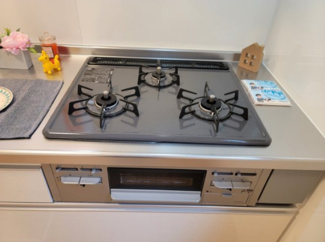 【キッチン】 | ロイヤルメゾンHYS | 3口ガスコンロ・グリル付きです。