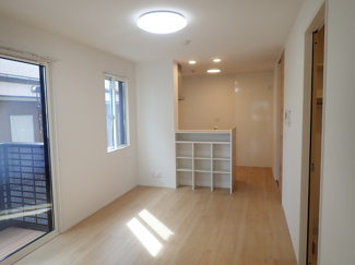 【居間・リビング】 | ロイヤルメゾンHYS | 明るいコーディネートのお部屋です。