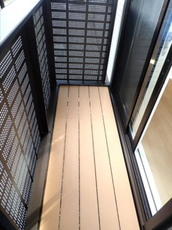 【バルコニー】 | ロイヤルメゾンHYS | ウッドデッキ風のバルコニーです。