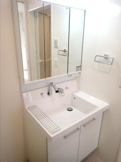 【洗面所】 | ロイヤルメゾンHYS | 三面鏡のすっきりとした洗面台。もちろんシャワー付きです。