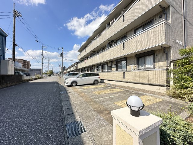 ジュネス北御座の駐車場