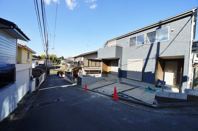 【横浜市保土ケ谷区上菅田町1548新築戸建て】★仲介手数料無料★（新井小学校・新井中学校）の前面道路含む現地写真