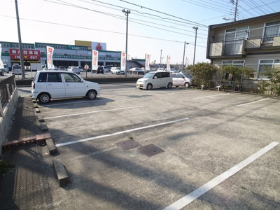 【駐車場】 | タウニー浜野 | 駐車場　区画１台分無料で付いてきます。