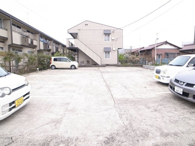 【外観】 | タウニー浜野 | 広い敷地の駐車場完備のタウン―浜野です！