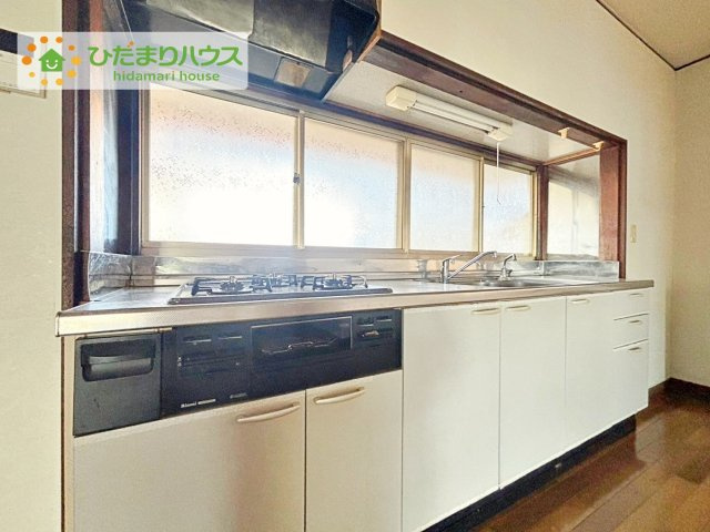 【キッチン】 | ひたちなか市高野　中古戸建 | 3口コンロと収納豊富なキッチンで、ママの毎日のお料理もはかどります☆