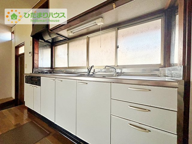 【キッチン】 | ひたちなか市高野　中古戸建 | キッチン後ろの広いスペースには、カップボード（食器棚）を置いて家事効率UP！