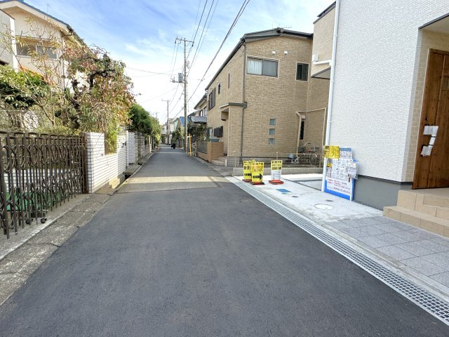 柏市増尾台4丁目新築戸建【増尾西小学校：5分】の前面道路含む現地写真|北東側前面道路