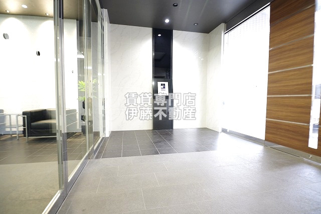 S-RESIDENCE志賀本通のエントランス