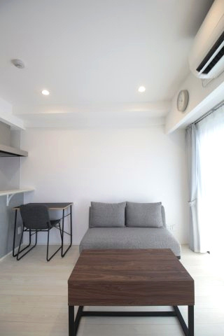 【居間・リビング】 | LANART四街道 | ソファ・テーブル・ワーキング用デスク完備！