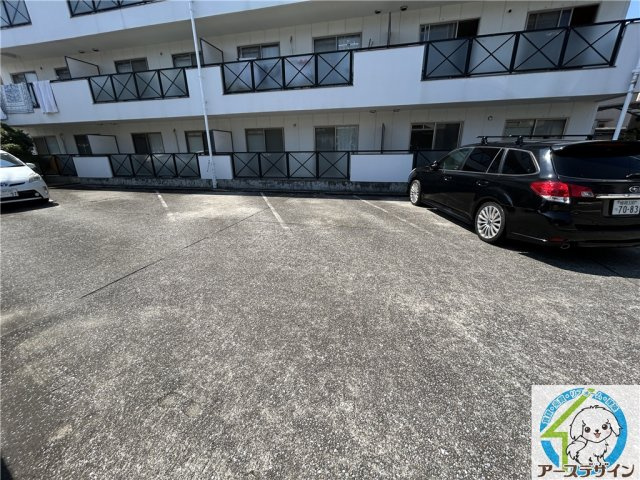 ロイヤル大久保南の駐車場