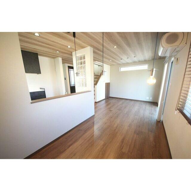 【QUAD】東久留市滝山４丁目の居間・リビング|広々リビングは第一印象グッド！ゆとりのある空間は心も豊かにしてくれます。