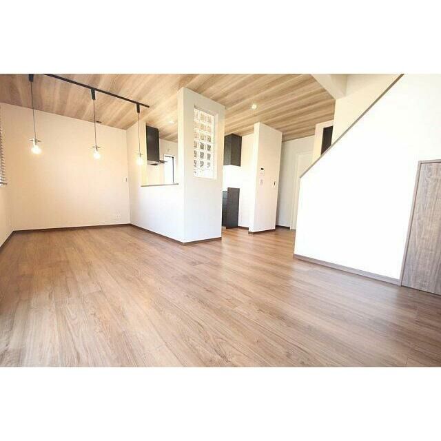 【QUAD】東久留市滝山４丁目の居間・リビング|リビングイン階段で家族間のコミュニケーションUP♪