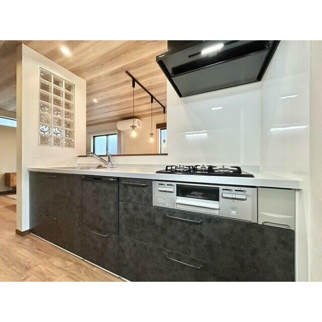 【QUAD】東久留市滝山４丁目のキッチン|リビングを見渡すことができる対面キッチン式。