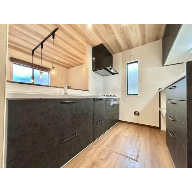 【QUAD】東久留市滝山４丁目のキッチン|食器洗浄機、食器棚を採用した、機能的な対面キッチンです。