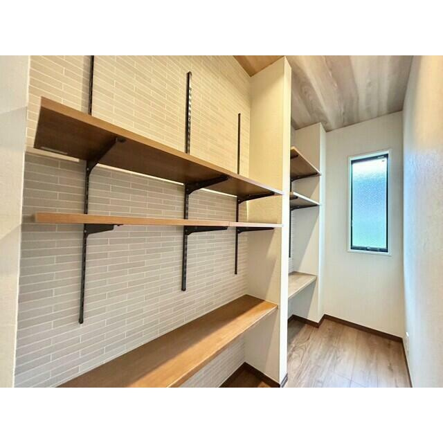 【QUAD】東久留市滝山４丁目のキッチン|キッチン横には便利なパントリーを設計。食品や飲料のほか、日常使う頻度の少ない調理器具や什器類をストックするために便利な収納庫です。