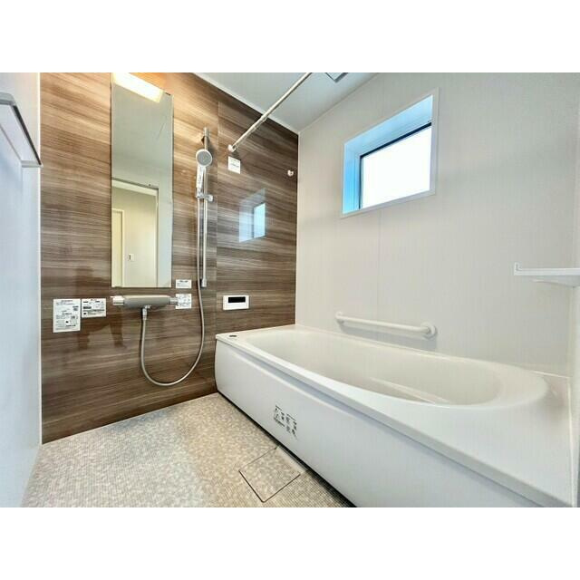 【QUAD】東久留市滝山４丁目の浴室|１日の疲れた体を癒せるシステムバス。窓もあるので湿気もこもりません。