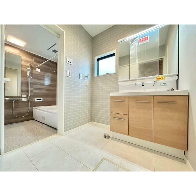 【QUAD】東久留市滝山４丁目の洗面所|三面鏡も備えた使い勝手のよい洗面台♪