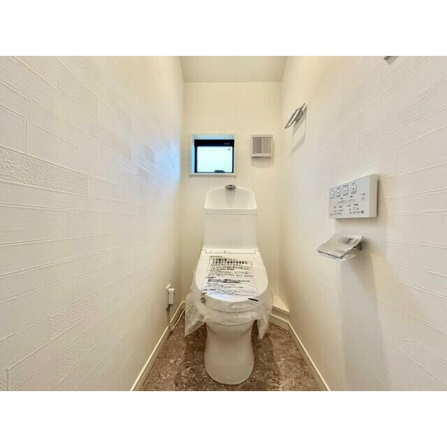 【QUAD】東久留市滝山４丁目のトイレ|シンプルな外観の多機能付トイレです。