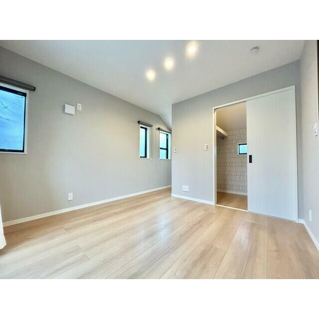 【QUAD】東久留市滝山４丁目の洋室|ナチュラルな木目と上品な色合いが魅力的です。