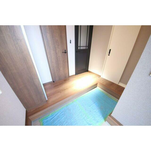 【QUAD】東久留市滝山４丁目の玄関|ゆったり玄関には大容量のシューズインクローゼット！靴の保管はもちろん、アウトドア用品やベビーカーなどの収納にも大変便利！