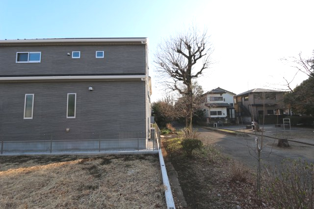 【QUAD】東久留市滝山４丁目の外観|収納充実！玄関にSIC、奥まで続くパントリー、全室収納＋WIC1か所、主寝室にはロフト、小屋裏収納、階段下収納