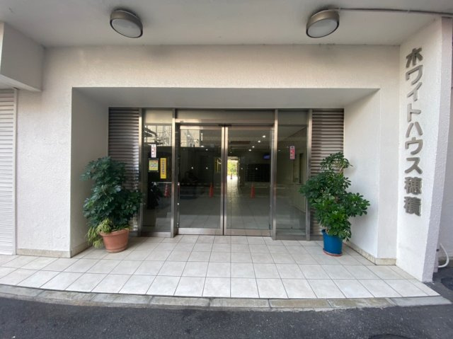ホワイトハウス穂積のエントランス