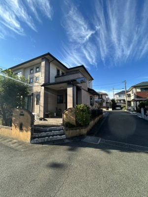 【前面道路含む現地写真】 | 東区長嶺東六丁目　戸建 | 前面道路の幅は4ｍあり車での通行も安心ですね♪