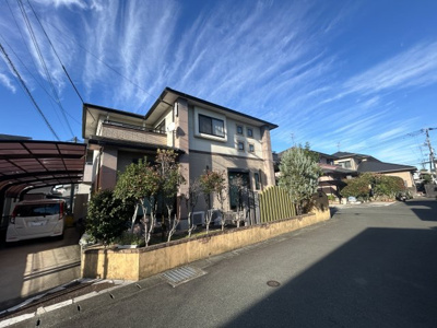 【前面道路含む現地写真】 | 東区長嶺東六丁目　戸建 | カーポートのある駐車場は縦列2台車が停められます！（車種による）