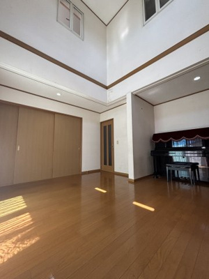 【居間・リビング】 | 東区長嶺東六丁目　戸建 | 広々としたリビングは、家族の団らん場として最適です♪