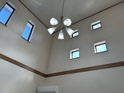 【居間・リビング】 | 東区長嶺東六丁目　戸建 | リビングからの吹き抜けは、開放的な空間となっております！