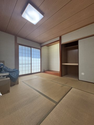 【和室】 | 東区長嶺東六丁目　戸建 | あると便利なリビング続きの和室は8帖の広さがあります