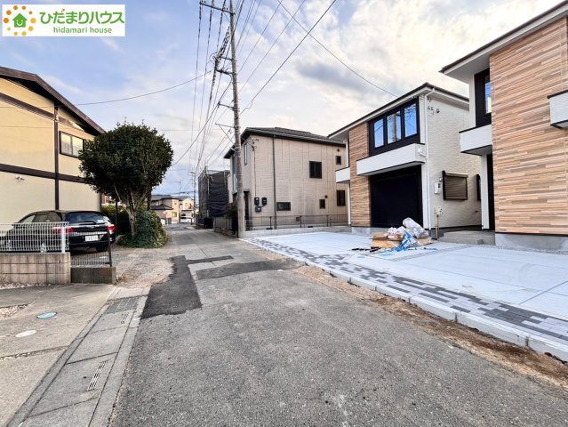 上尾市西宮下　6期　新築一戸建て　ケイアイグレース　01の前面道路含む現地写真