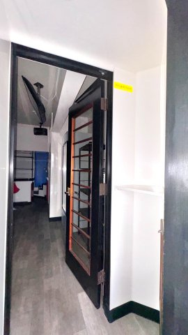 保木間2丁目店舗の玄関