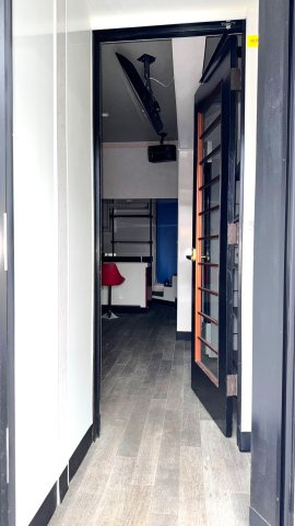 保木間2丁目店舗の玄関