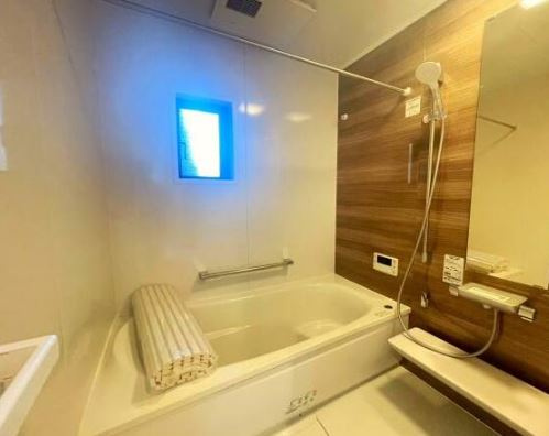 【新築】入間郡三芳町藤久保新築分譲住宅 全1棟の浴室|足の伸ばせるお風呂でリラックスタイムを過ごしましょう♪