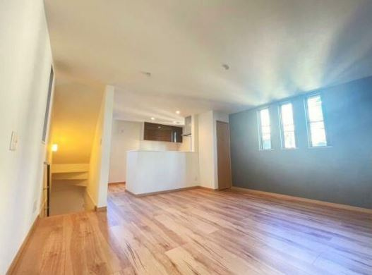 【新築】入間郡三芳町藤久保新築分譲住宅 全1棟の居間・リビング|2F 15.4帖LDKです！