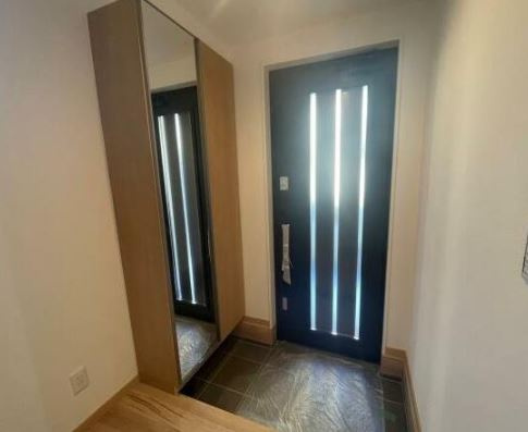 【新築】入間郡三芳町藤久保新築分譲住宅 全1棟の玄関|明るい玄関ホールです！ミラー付き玄関収納でお出かけ前の身だしなみチェックもできます☆