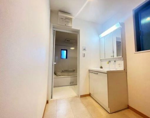 【新築】入間郡三芳町藤久保新築分譲住宅 全1棟の独立洗面台|朝の支度にも助かる、独立の洗髪洗面化粧台！