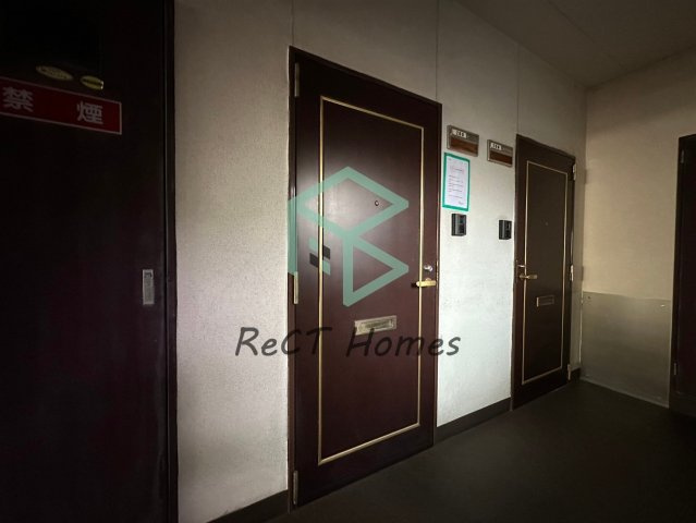 花影中村コーポの玄関