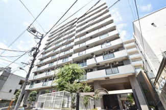 【外観】 | 青空によく映える建物です。手入れの行き届いた外壁やマンション正面エントランスなど、綺麗な姿をぜひ一度、現地にてご覧ください。～即日のご見学可能～　お問合せはお気軽にどうぞ。
