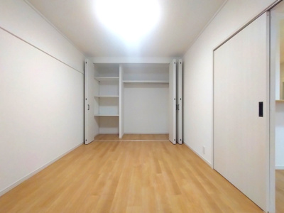 【洋室】 | ファミール八事 | 無駄なものがなくすっきりとした印象の居室です。奥行きのあるクローゼットは収納のしやすさも魅力。自分だけの空間を自由にアレンジして快適な毎日をスタートできます。