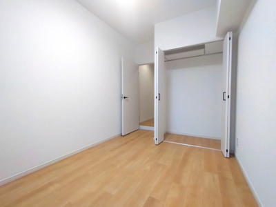 【洋室】 | ファミール八事 | シンプルな内装はお好みの家具を配置しやすくインテリアの可能性を広げます。収納力に優れたクローゼットを活用すれば趣味や仕事に集中できる落ち着いた空間づくりが可能です。