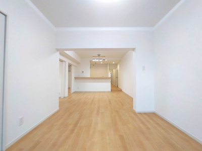 【居間・リビング】 | ファミール八事 | 温かみのある木目調のフローリングと各部屋へと続くドアが、全体に統一感と落ち着きをもたらします。