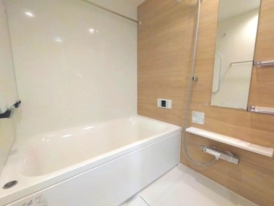 【浴室】 | ファミール八事 | 木目調パネルが温もりを感じさせる癒しの浴室。毎日のバスタイムを特別なひとときにしてくれます。