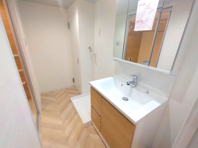 【独立洗面台】 | ファミール八事 | 毎日の身だしなみを快適にする機能的な洗面化粧台です。明るい照明と清潔感のあるデザインで、朝の準備から一日の終りのリフレッシュタイムまで心地よくお使いいただけます。